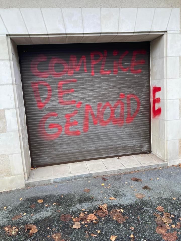DoloresProst's tweet image. #Poitiers : Dans la nuit du 14 au 15 décembre ..voilà les inscriptions ignobles  découvertes face au lycée l’Union Chrétienne……les élèves choqués ! C’est une récidive…l’intolérance et la haine circulent dans notre ville…j’attends les condamnations !