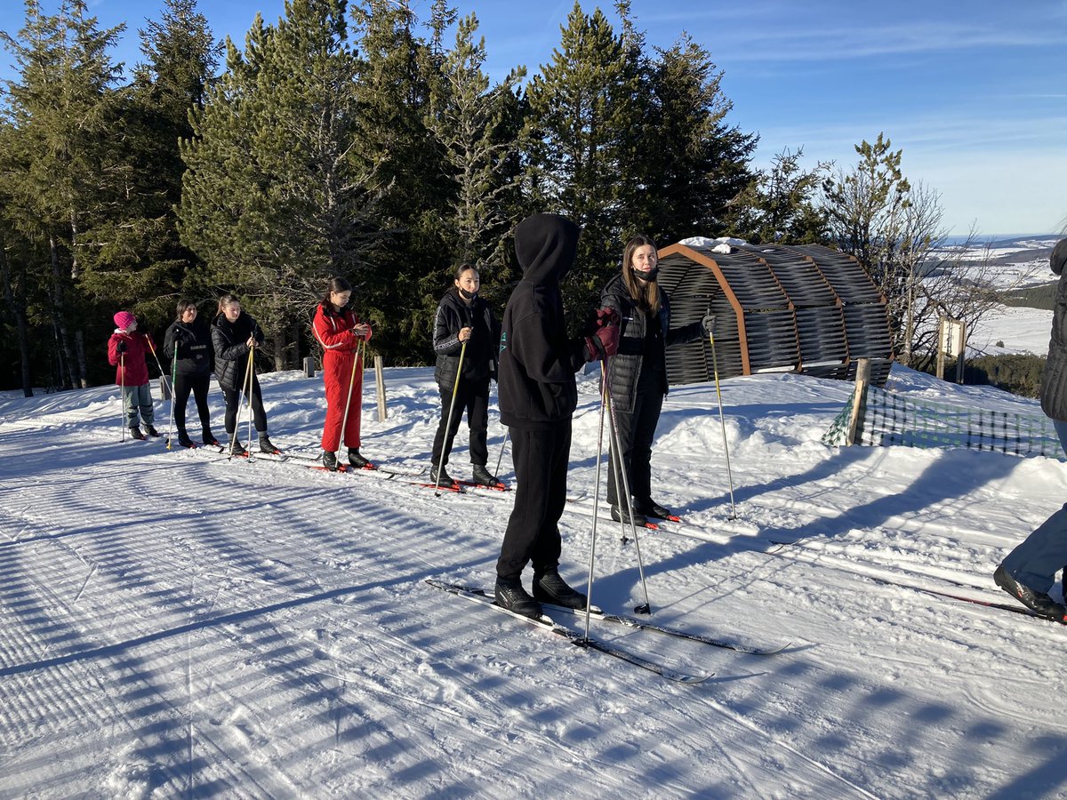 UNSS43's tweet photo. Magnifique 🤩 de ski  ❄️ aux Estables pour les lycéens de Haute-Loire. Des débutants aux experts, chacun a pu profiter du domaine sous le soleil ☀️.
#unss #unssauvergne #regionauvergnerhonealpes #HauteLoire https://t.co/09RbsVOuu5