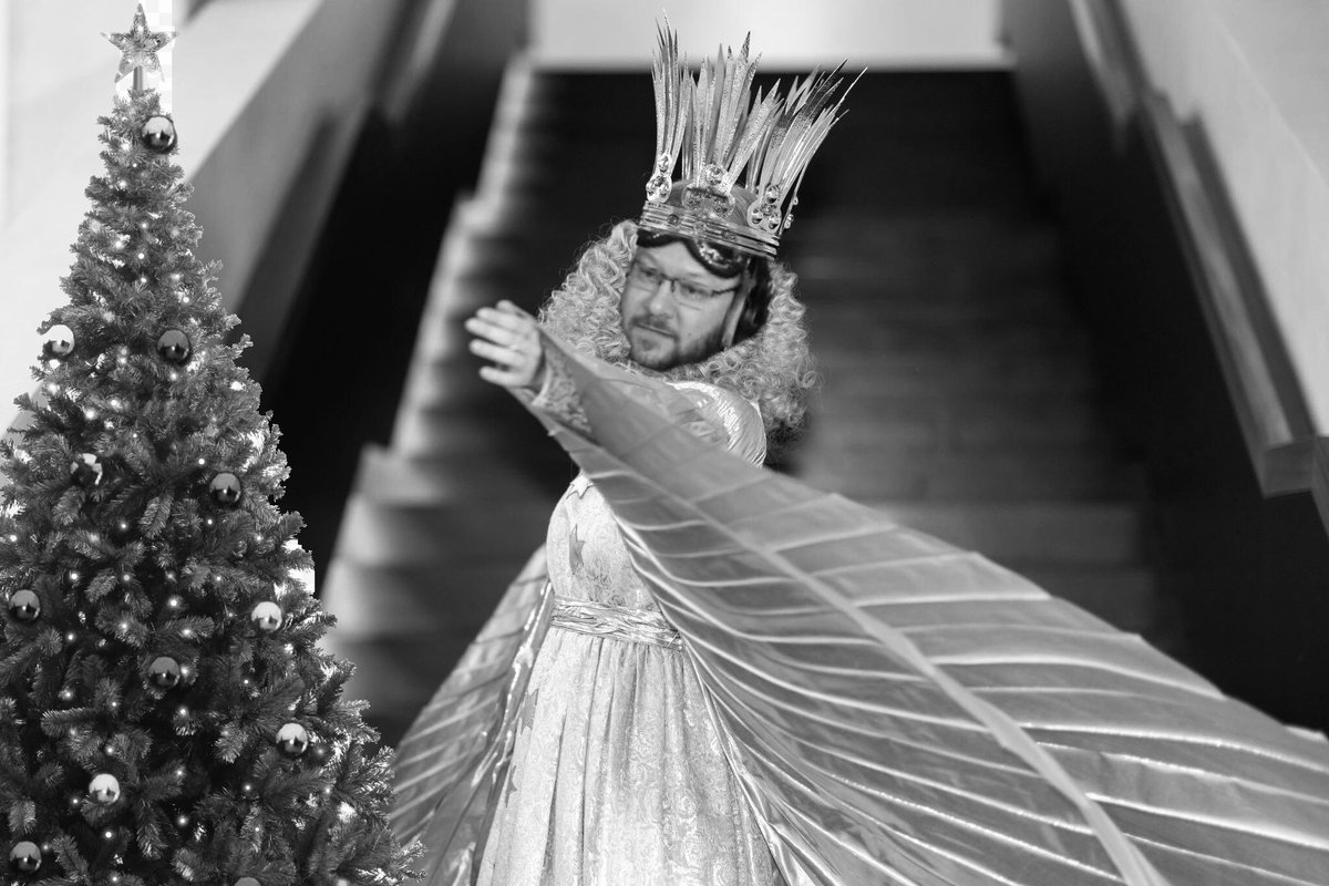 CatClawChristy's tweet photo. Das Fritzkind segnet den Weihnachtsbaum (2021) #GTSternstunden #garticphone https://t.co/9GRHOQQ8Qu