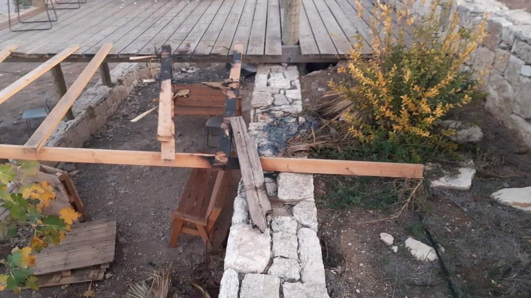 assafpv's tweet photo. #הרחברון_האמת אז מה היה היום בהר חברון? מחבלים ערבים שרפו והרסו פינת חמד לזכר יוסי שוק בישוב בית חגי. הם עקרו ושברו שתילי זיתים שנטעו לפני 5 חודשים באדמות מדינה סמוך לאביגיל. בנוסף חברת מקורות הודיעה ש70% מהמים שמגיעים להר חברון נגנבים ע"י ערבים.
וכל זה נכנס בציוץ אחד... שתפו! https://t.co/YlXZ05WlrE