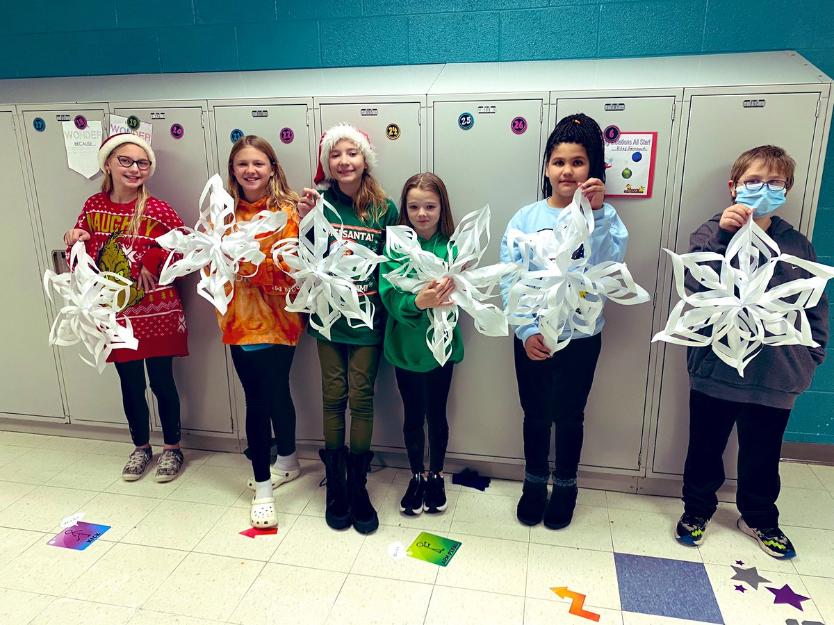 MrsHusekViolet5's tweet photo. We may not have a winter wonderland outside, but that doesn’t mean we can’t make our own! These 5th graders successfully crafted 3-D snowflakes during our All Star Celebration! #mylsps https://t.co/iVmTaoSvOZ