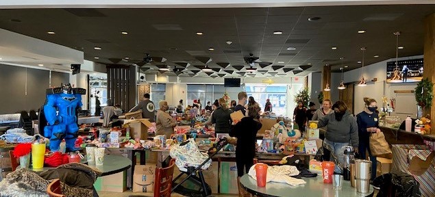 HilbGroup's tweet photo. Hilb Group employees helped spread some seasonal cheer today through PATCH Virginia’s Holiday Shopping Event. The team participated in the distribution of holiday gifts for children of all ages and assisted shoppers during the event.  #HilbHelpingHands #HilbGroup #HappyHolidays https://t.co/E2XTGncX4z