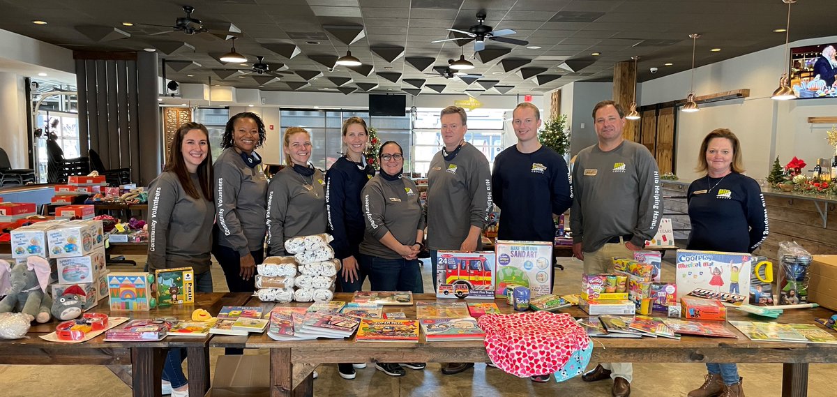 HilbGroup's tweet photo. Hilb Group employees helped spread some seasonal cheer today through PATCH Virginia’s Holiday Shopping Event. The team participated in the distribution of holiday gifts for children of all ages and assisted shoppers during the event.  #HilbHelpingHands #HilbGroup #HappyHolidays https://t.co/E2XTGncX4z