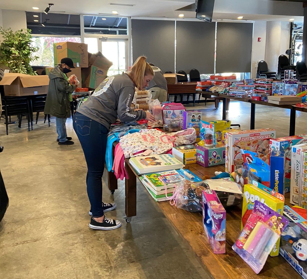 HilbGroup's tweet photo. Hilb Group employees helped spread some seasonal cheer today through PATCH Virginia’s Holiday Shopping Event. The team participated in the distribution of holiday gifts for children of all ages and assisted shoppers during the event.  #HilbHelpingHands #HilbGroup #HappyHolidays https://t.co/E2XTGncX4z