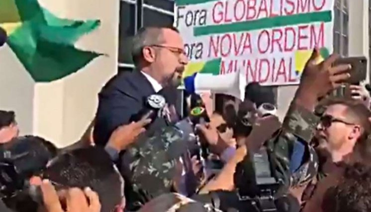 AbrahamWeint's tweet photo. Tiraram a liberdade de se comunicar e se informar. Depois restringiram a capacidade de locomoção e de trabalhar. Acabaram com a segurança jurídica (ladrão é solto e inocente é preso). Próximo passo: criar 2 tipos de brasileiros!
Estou exagerando? Infelizmente, tenho acertado... https://t.co/LbvKDNbkkT