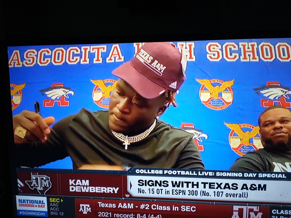 WilliamScottDe3's tweet image. It's wide open on National Signing day!!!!
#1CB #2 Overall recruit Just choose Jacksonville State over Florida State!
I guess Deion just wrote a check 😂😂😂
#WTF
College recruiting madness on full display ESPN2 and SECNetwork