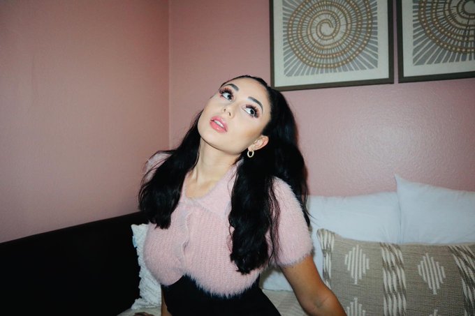 2 pic. Baby. https://t.co/h6M8YOrfcf