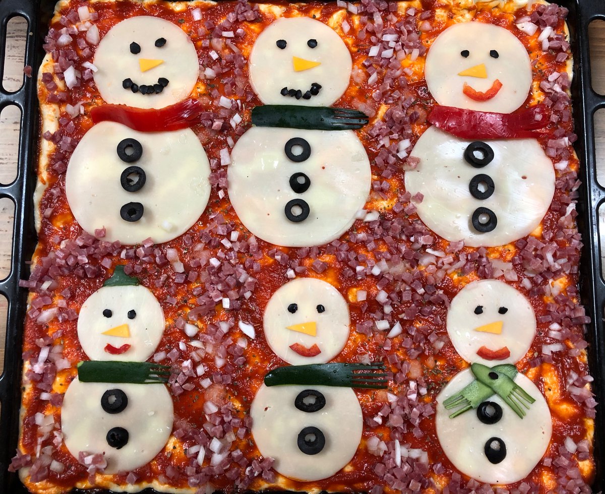 Raquelahuja's tweet photo. Navidad y pizza🥰 https://t.co/Pcbk53Zp4U