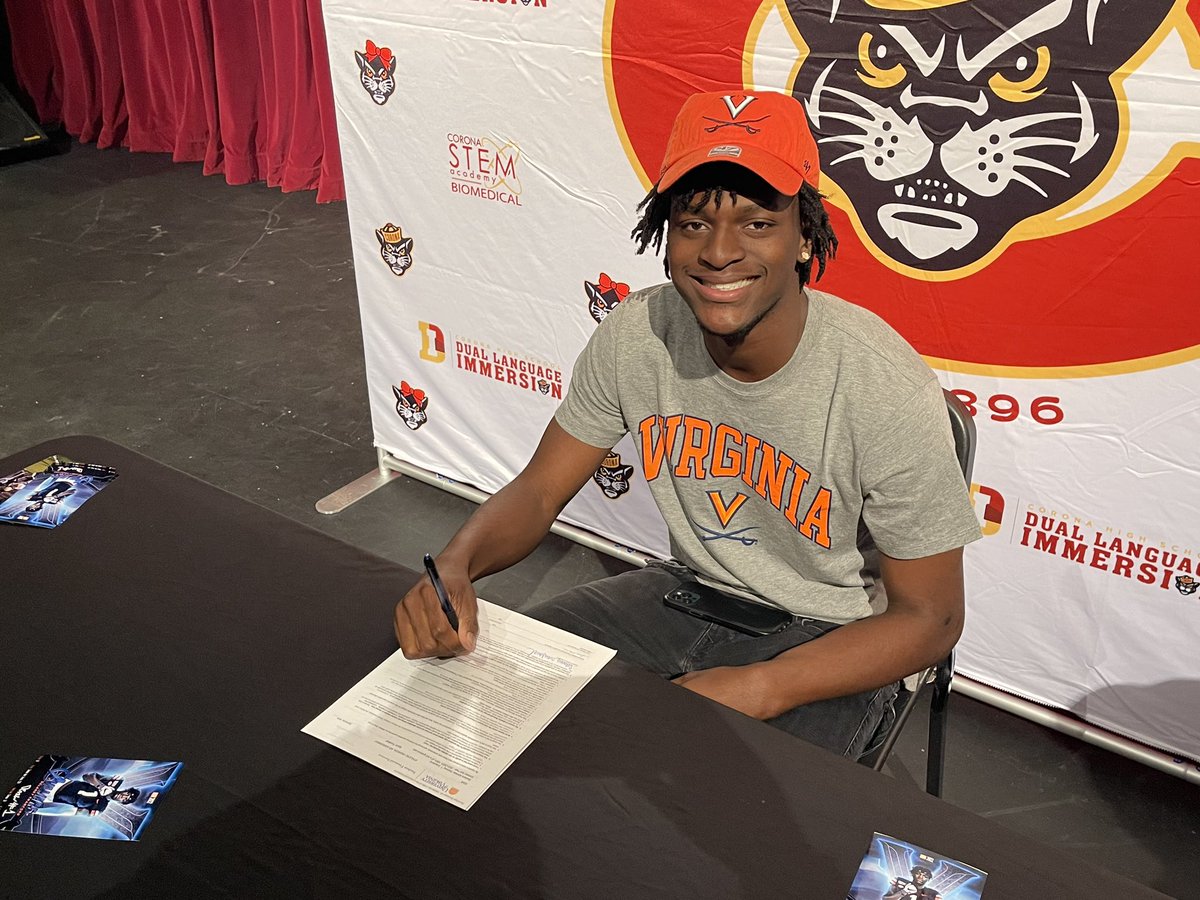 doitlikedelaney's tweet photo. It’s official📝! @UVAFootball @GregBiggins @BrandonHuffman @latsondheimer #Gohoos🔹⚔️🔸. https://t.co/QPje6yNL85