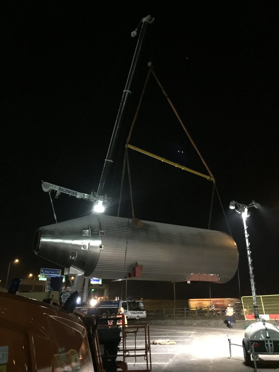 HeavyLiftHQ's tweet image. Ferrybridge MultiFuel2 Project. Ferrybridge Power Station. Lifting the Silos from a vessel carrier on the closed A1(M) into the site, before a remobilisation on site, for final installation
#ProjectCargo #ProjectLifting #HeavyLiftProjects #HeavyLift #FM2 #FerryBridge #MultiFuel