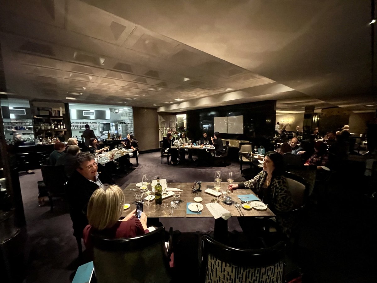 Bella serata a Napoli con Villa Matilde e le colleghe e colleghi della stampa campana. Un connubio tra i grandi piatti del George nella splendida location del Grand Hotel Parker’s