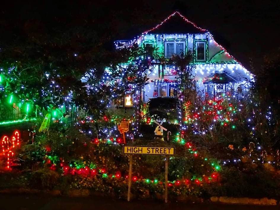 _VillageVoices's tweet photo. Out and about in the parish of Stoke earlier this evening #stoke #lowerstoke #middlestoke #upperstoke #hoopeninsula #strood #rochester #kent #christmas #christmaslights https://t.co/LHufeDvkNy