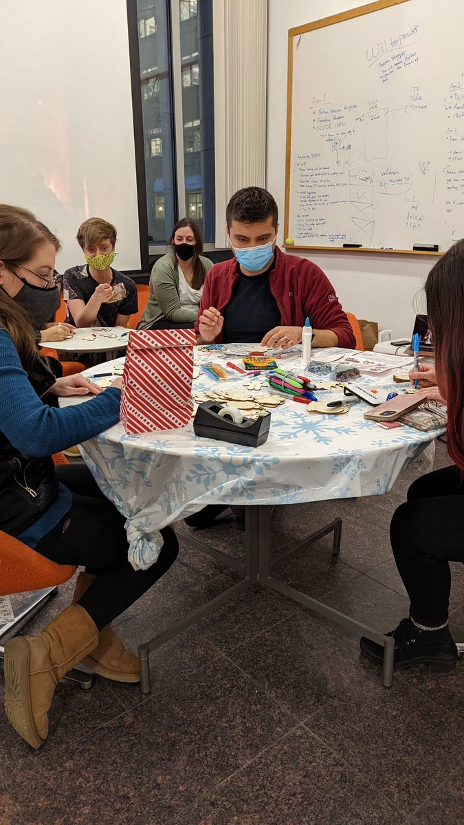 MITBioPostdoc68's tweet image. Merry and masked! 🎄Take a break from experiments from now to 6pm to come decorate an ornament or a gingerbread man, cut some snowflakes, or grab some candy and cookies to take home!