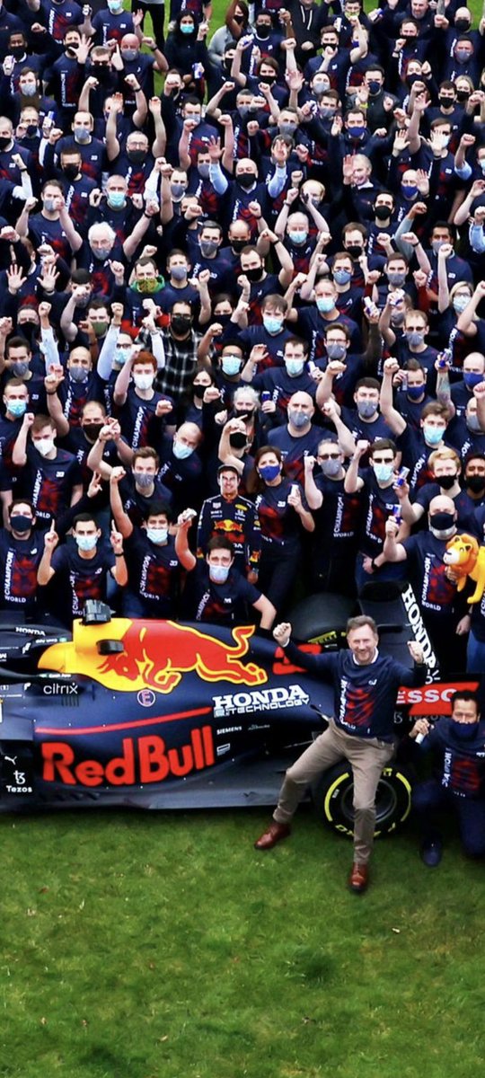jpolloqui's tweet photo. Increíble que hasta el equipo de RB se tome fotos con el cartón de Checo https://t.co/BRMAcCLdbW