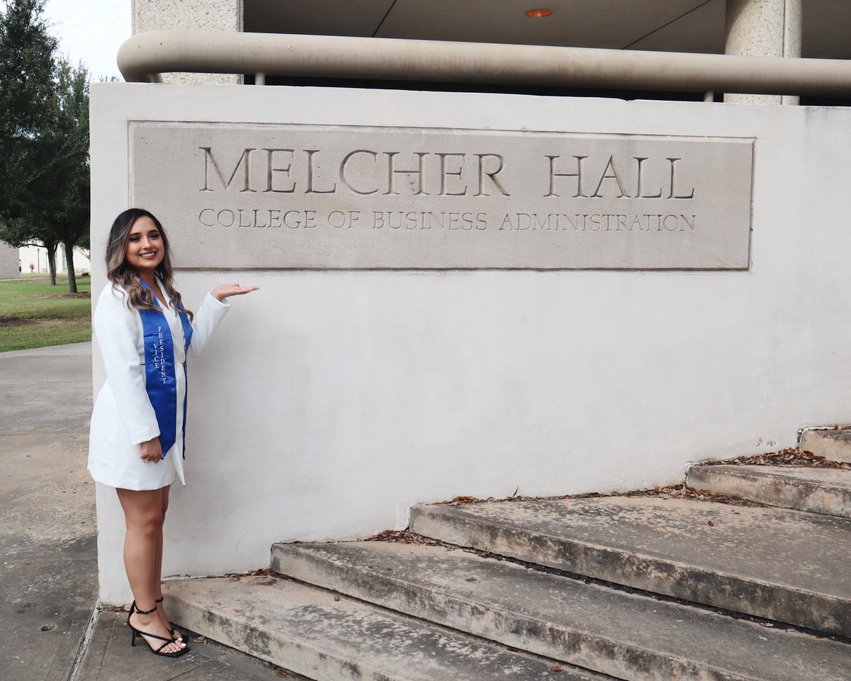 alyssanvv_'s tweet photo. December 17, 2021 @ 2 pm 🍾❤️

BBA in Supply Chain Management 
#GoCoogs 

- Cum laude ✅
- First Generation ✅
- 3 internships
- 6+ scholarships 
- Full time job secured ✅ https://t.co/obWXFn8kn0