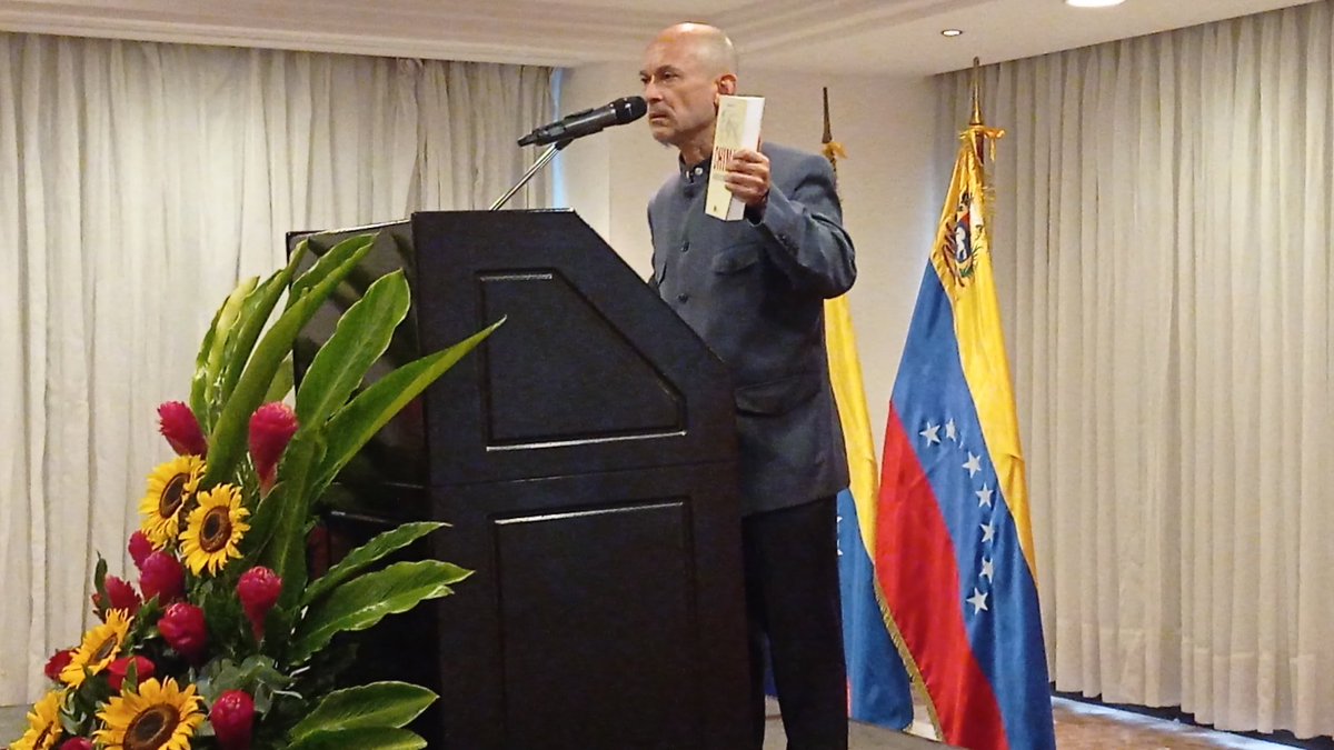 RodolfoSanzPSUV's tweet photo. Agradezco la presencia del embajador de la República Popular China Li Baorong, al embajador de Bolivia Sebastian Michel, el Ministro consejero de Cuba, Luis García, el Ministro de Cultura, Ernesto Villegas, y los dip. Fernando Soto Rojas y Edgardo Ramírez. Gracias por su apoyo. https://t.co/6rvzZNeksK