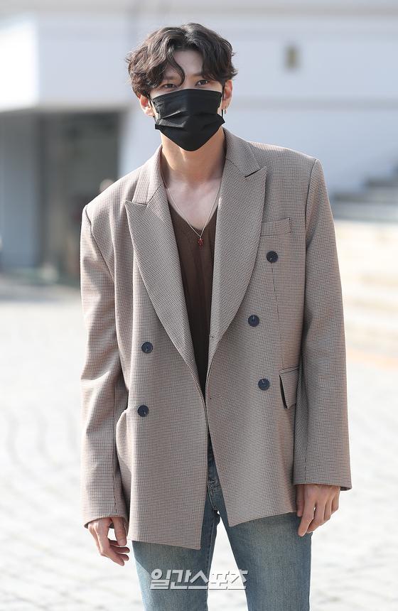 GuguvixxArchiev's tweet photo. I'm in love with this style on him ! #JungTaekwoon #Leo #Vixx #ImStillHere https://t.co/SqVNW3P3bP
