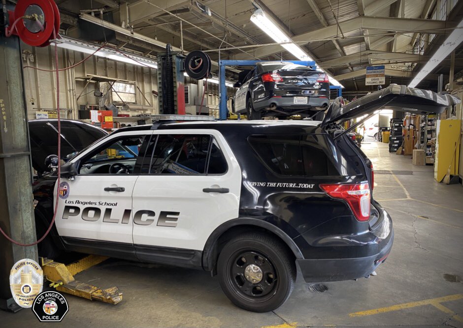 LASchoolPolice's tweet photo. Sometimes service needs a little service. Thank you #LAUSD Mechanics!
💪🏽🔧⛽️🚔
#LASPD #GarageDays #Ford #PoliceInterceptor #ElbowGrease #LAUSDMechanic #TLC
#NeedALift #ServingTheFutureToday https://t.co/9R0uIvEvPF