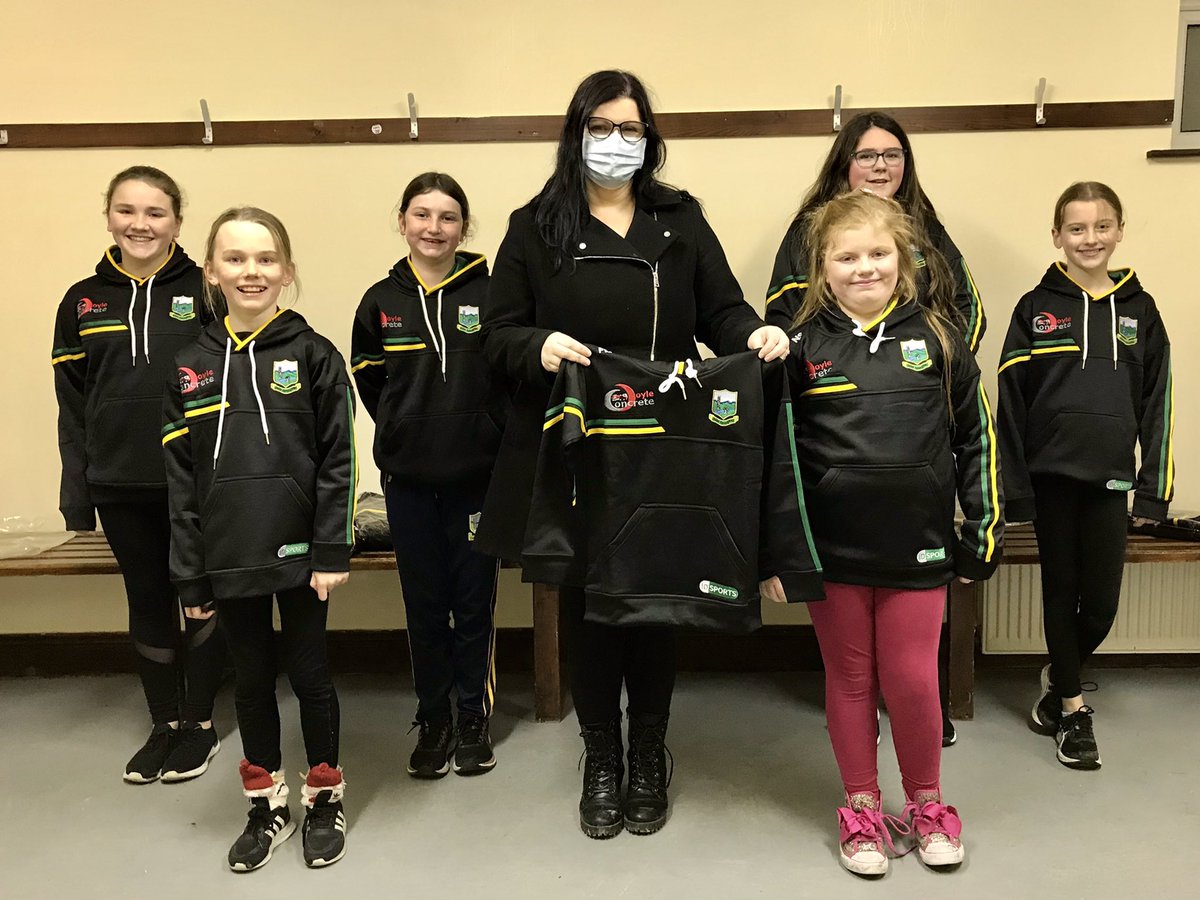 dunnamagginlgf1's tweet photo. 💚🏐💛DUNNAMAGGIN U12s 2021…
2 TITLES 1 TEAM

They had a super season and deserved these fab hoodies from @idsportshop 

Huge thank to our main sponsor @DoyleConcrete and also Photography by Ben  and Carrigan O Dwyer Accountants.

#lgfa @kilkennylgfa #dunnalgfc https://t.co/tLj9LWDHMW