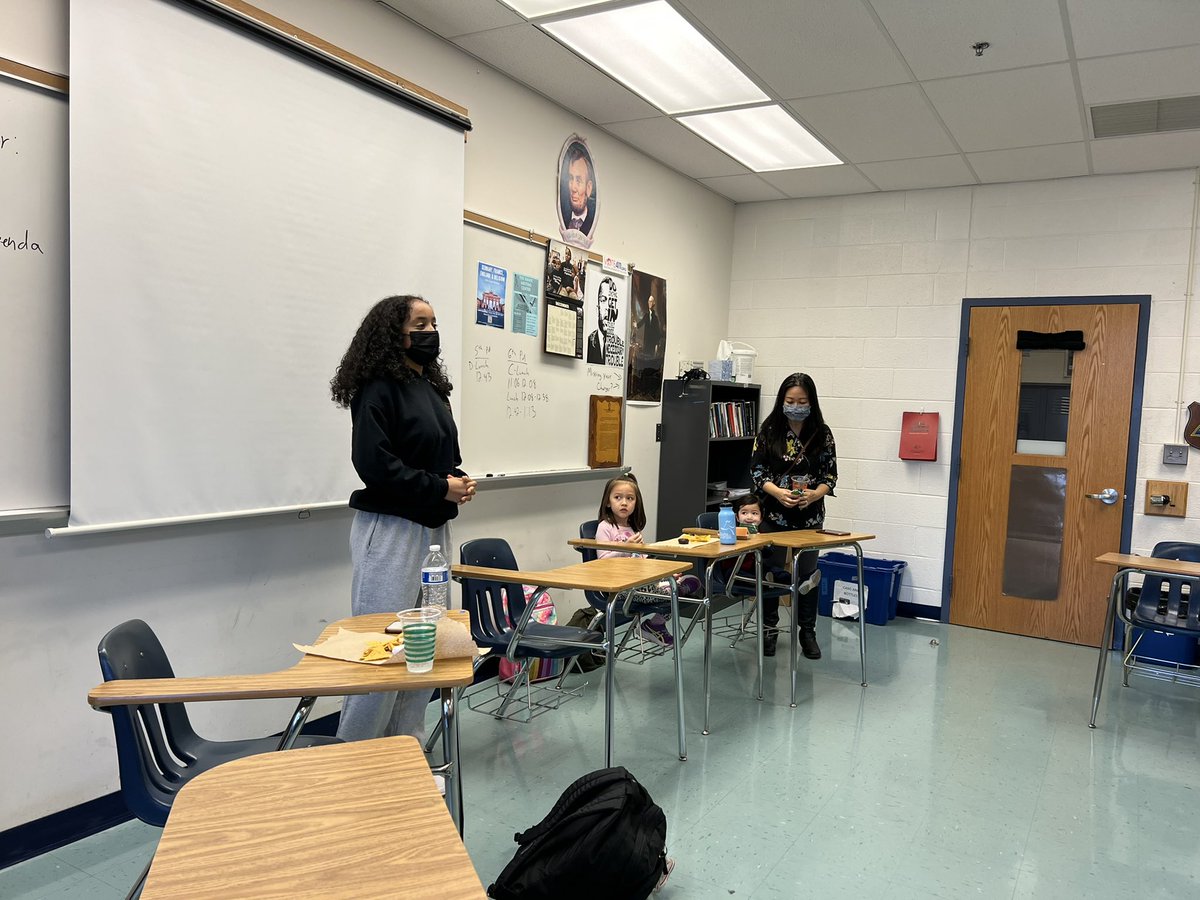 We had a very productive meeting with State Delegate <a href="/KathyKLTran/">Kathy Tran</a> (with 2/5 of her starting lineup in tow!) who discussed her priorities in Richmond.

Also joining us was @LeeDems Chair <a href="/kelly_hebron/">Kelly Hebron</a> to discuss ways students can get involved in the Democratic Party.

Thank you!