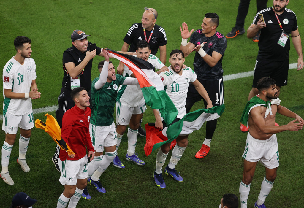 ShehabAgency's tweet photo. احتفالات المنتخب الجزائري بتأهلهم لنهاية كأس العرب https://t.co/tzuNmjd3ML