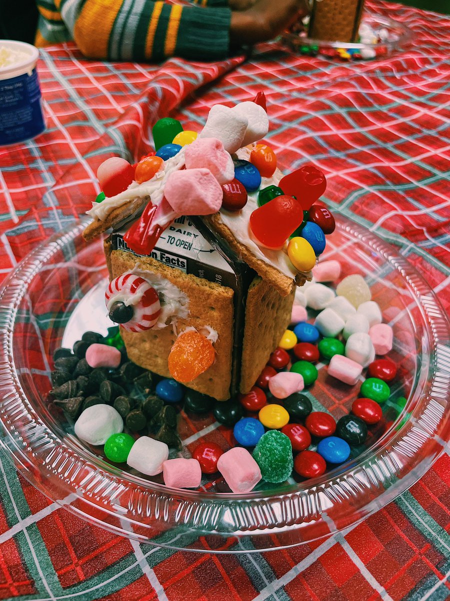 FTSD_Johnson's tweet photo. Kindergarten had so much fun making gingerbread houses today! Happy Holidays! ❄️☃️🎄 @HTSD_Wilson https://t.co/DITGdRAYFB