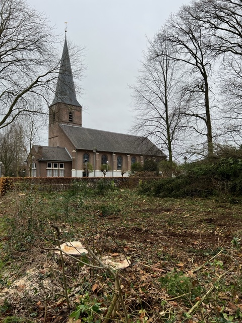 Bomen gerooid voor appartementen terwijl er een procedure loopt bij de Raad van State. De gemeente Barneveld wilde niet handhaven, is groen niet belangrijk? Pas na een spoedprocedure door Heemschut stopte de kap. Waarom greep Barneveld niet meteen in na meldingen van Heemschut?