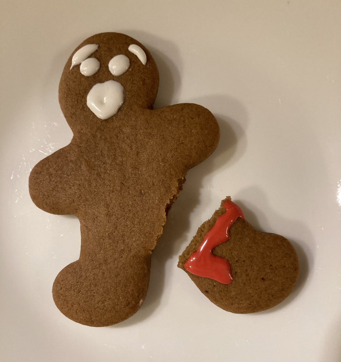 I love baking gingerbread cookies for Christmas and my daughter always likes decorating them, even a broken one.☺️🎄👩‍🍳#gingerbreadcookies