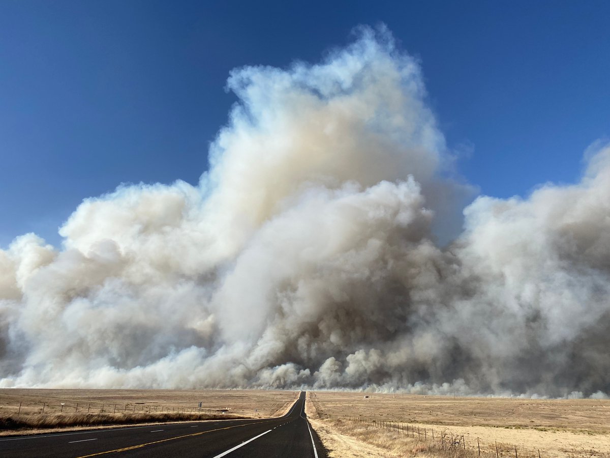 NWSAmarillo's tweet image. A photo of the #North207Fire near Skellytown at 3:17pm, courtesy Borger Emergency Management. #txwx #phwx