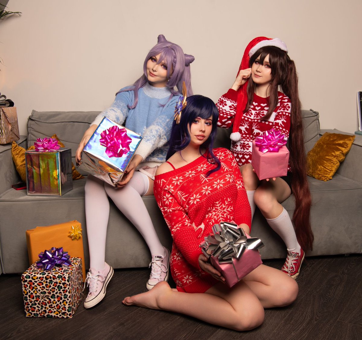 tsuki_des's tweet photo. Me with dear @voezacos and @Aki_Puff can't wait to see presents under the tree 🎄❄ What have you prepared for us? 💖 https://t.co/rBC4aVtdLs