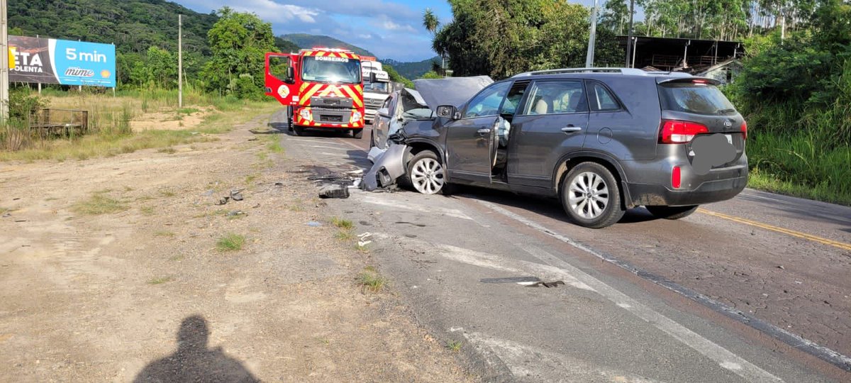 vale_regional's tweet photo. Os Bombeiros Voluntários de Ascurra, Apiúna e Rodeio atenderam foram acionados por volta das 16:15 na BR-470 KM 104 em Apiúna, bairro Ribeirão Roxo.

https://t.co/VEbDR5Hke7 https://t.co/wzkxDi2dl8