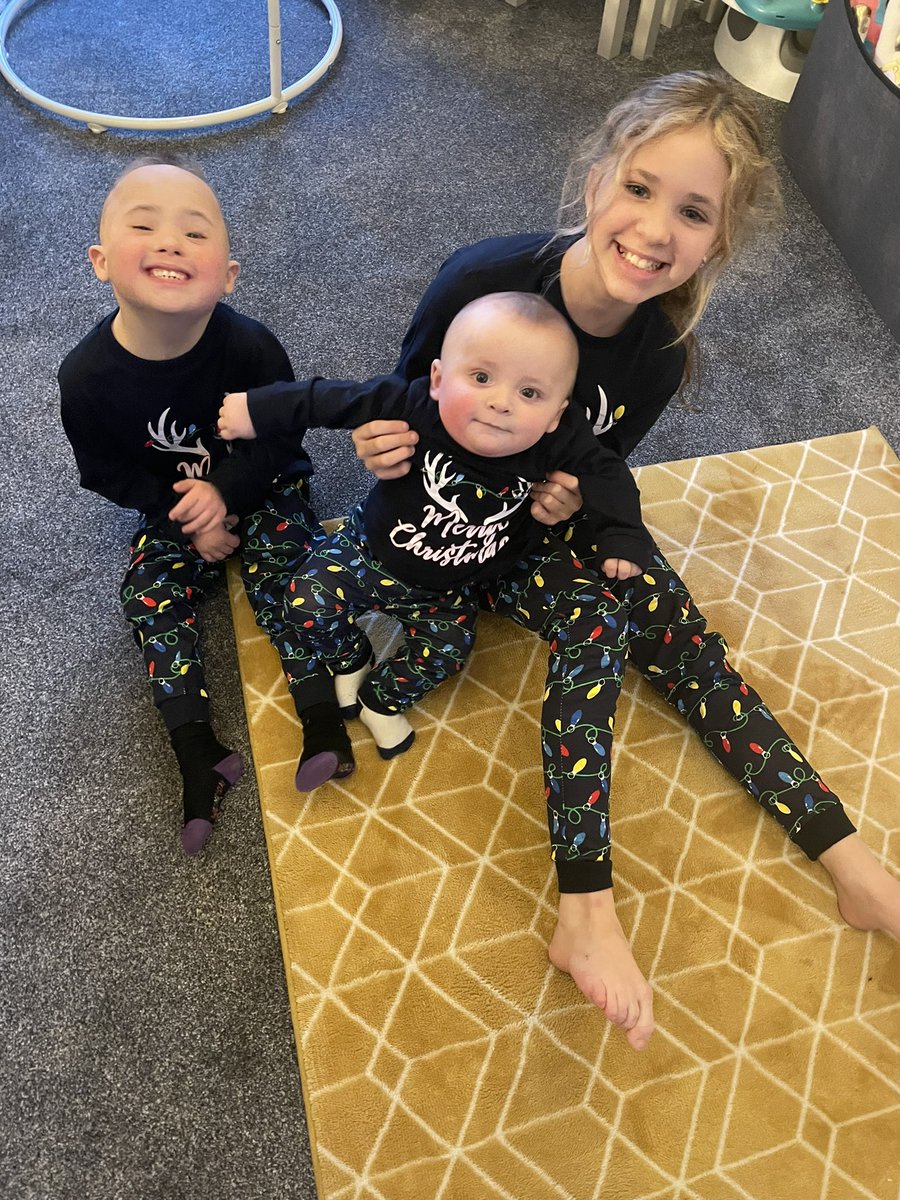 csclaire25's tweet photo. Mine mine all mine , #goodthingscomeinthrees #macey #noah #bobby https://t.co/ruLqhSkxzR