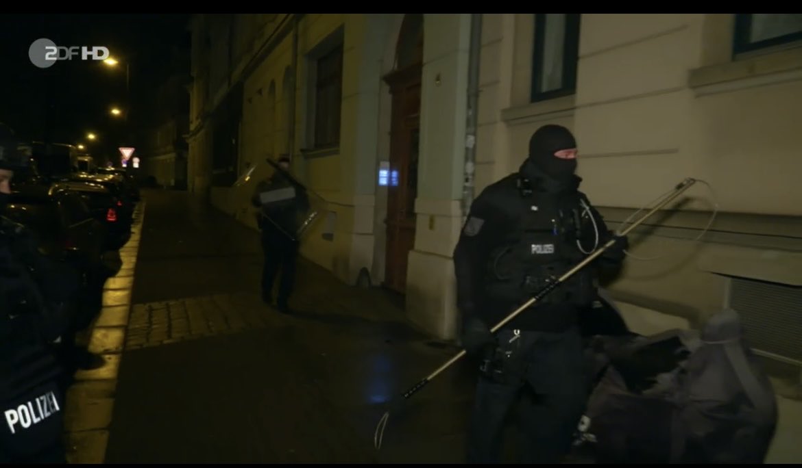 Eben bei #zdf
Die #Polizei bei einer Razzia in #Sachsen gegen #Rechtsradikale #nazi #chatgruppen und #Impfverweigerer.
Man beachte die „Waffen“ der Polizei.  😄💉💉💉