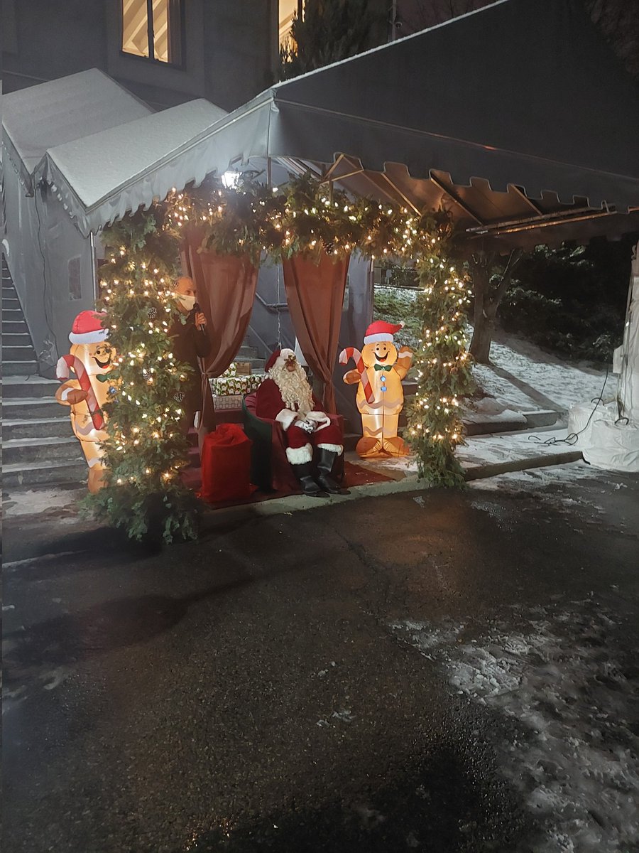 MorganLarhant's tweet photo. Avec un peu d'avance et malgré son plan de charge, le Père Noël a trouvé le temps de s'arrêter à l'ambassade. Merci à lui ! https://t.co/TgkZe7fhVY