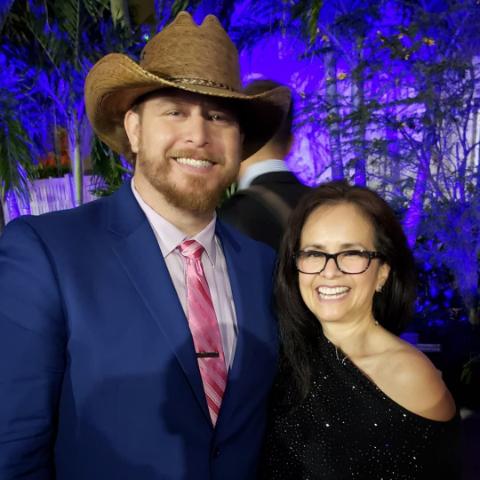 BluMoonGypsies's tweet photo. While at the #megasuccess event, what are the chances of meeting another #entreprenartist & #countrymusicstar @LanceCarpenter Just goes to show #greatmindsthinkalike
Lovely meeting you & hope to see you again soon, perhaps we'll share the stage one of these days 😉
@Carmenmilagro https://t.co/FGDZL8gorQ