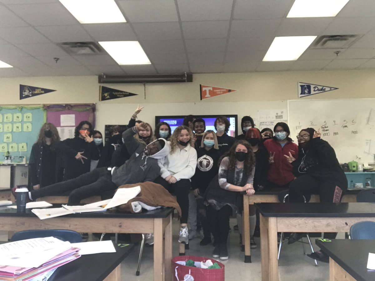 MrsPearceChem's tweet photo. Great semester with these Honors Chemistry classes! Ss learned so much & were up for any challenge I gave them. They have grown so much throughout the semester and I can’t wait to see what their futures hold! #FultonScience https://t.co/yzNjUZ8RHD