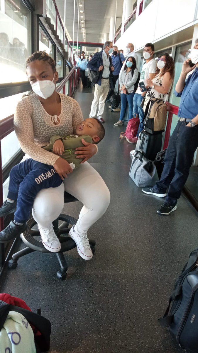 Pésima atención de LATAM vuelo 332 nos tienes hace más de una hora esperando para embarcar al lado del avión y nadie da explicaciones adultos mayores mujeres con niños pequeños