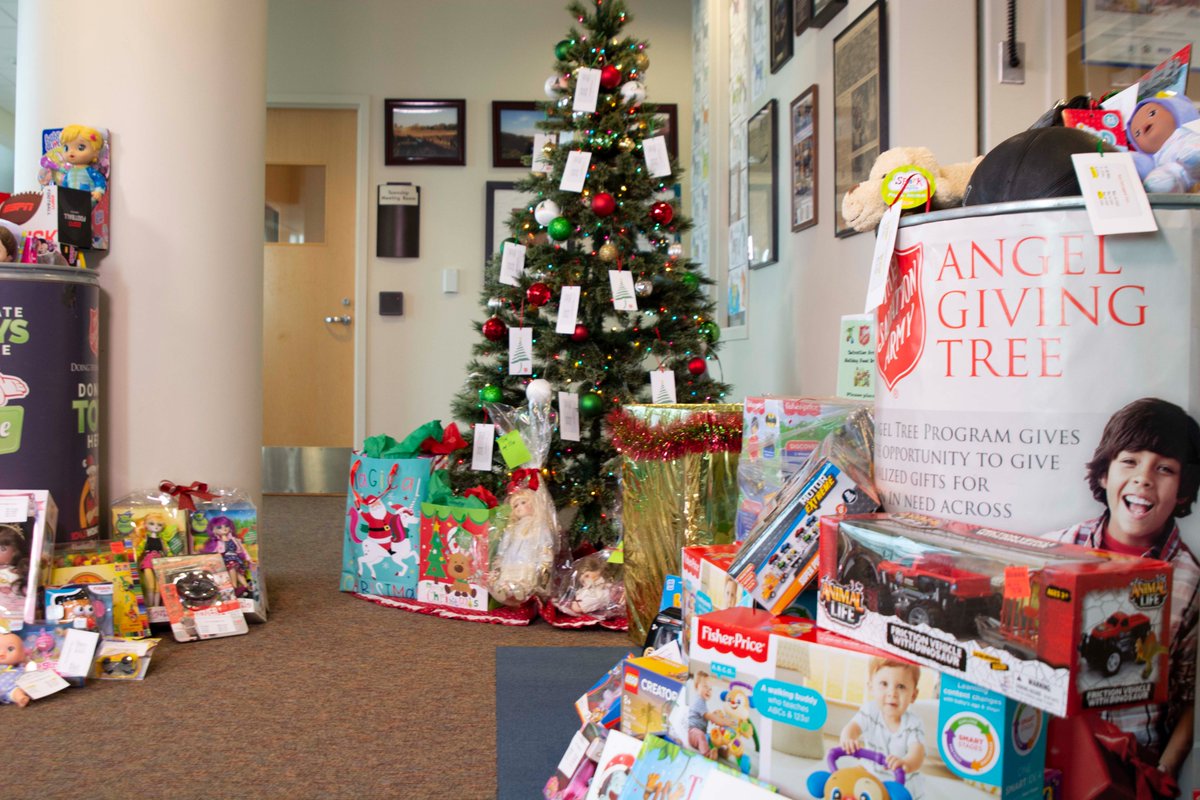 cityofwarren's tweet photo. SALVATION ARMY IN WARREN RECEIVES DONATIONS FROM CITY OF WARREN/MAYOR'S OFFICE- Thank you Warren residents for making Christmas brighter for children in need!  The Salvation Army received the donations that were collected at the Mayor's Office.
#SalvationArmy #AngelTree #MIWarren https://t.co/Cn1b1o8suz