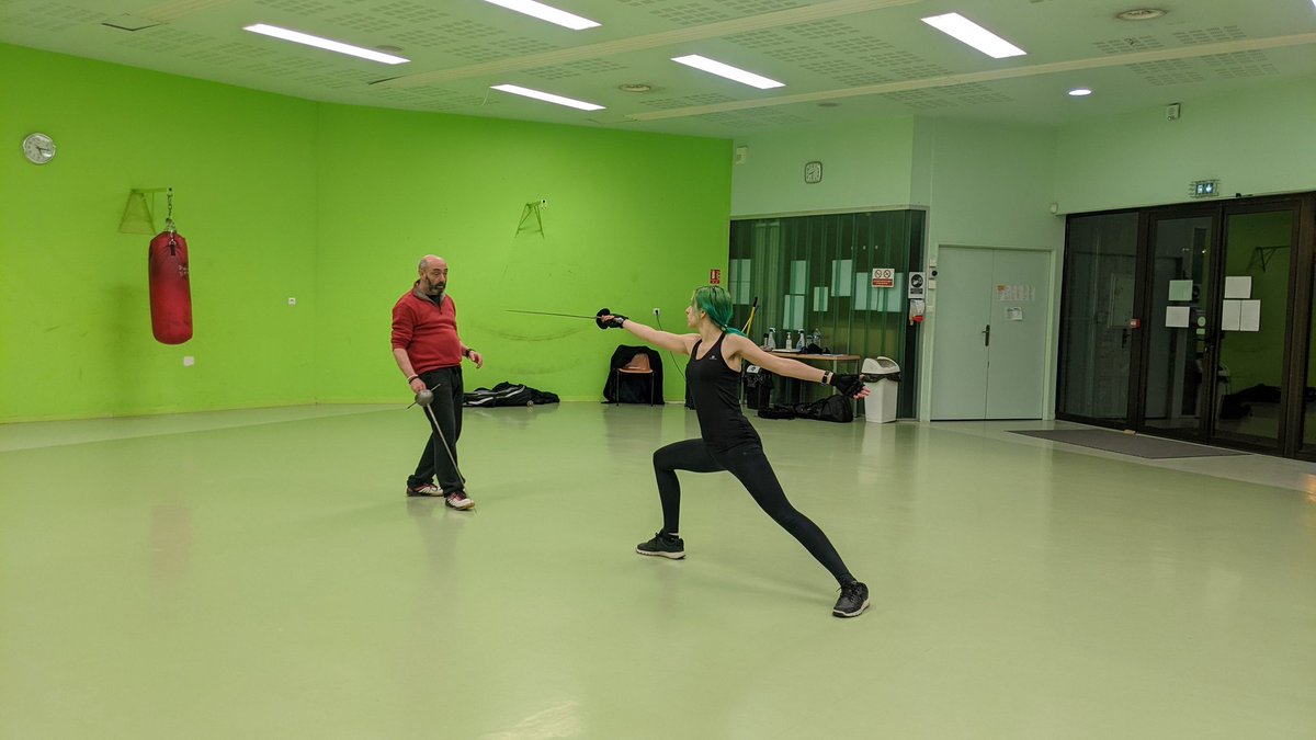 RecEscrime's tweet photo. "Voilà, merci !" Quand le maître d'armes donne une leçon individuelle et que l'élève s'applique ! #escrime #stagefencing https://t.co/nfIvrY4ZnL