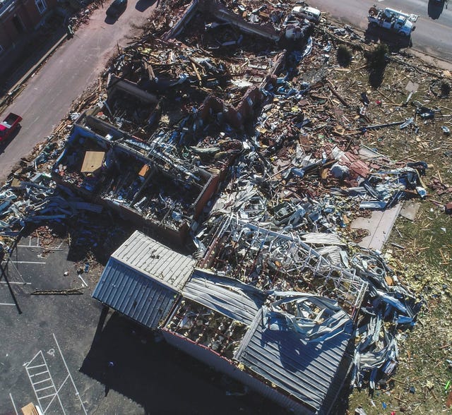 Lindsey44Rene's tweet photo. #RealWorldProblem Prayers for KY, TN, IL and AR.  Certainly puts things in perspective for me.  No matter where you currently stand within Whiteyy Nation, count your blessings, tell those closest to you u love them offer forgiveness if u can. https://t.co/zXrJJVmwqe