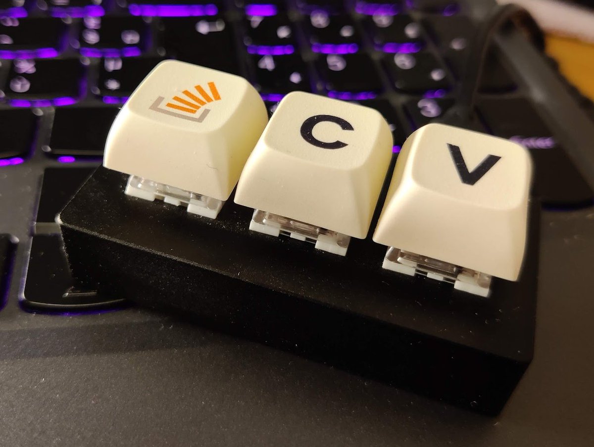 If you wonder what 4500+ consecutive days on SO and 1M+ reputation get you, feast your eyes on this #stackoverflow macropad "The Key"(™). 

Thank you, <a href="/teresadg/">Teresa Dietrich</a>, thank you, <a href="/pchandrasekar/">Prashanth Chandrasekar</a>!