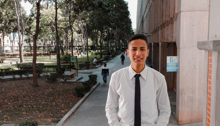 Deiver es de La Vega.  Estudió 2 semestres y medio de Com.Social <a href="/enlaucab/">UCAB</a>, (gracias al apoyo de muchos). No quedó seleccionado para ninguna beca. Buscamos apoyo para darle una nueva oportunidad de lograrlo #EducaciónSinBarreras  gofund.me/cc18a3cd (hilo)