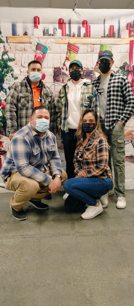 Ray_AcostaD74's tweet photo. 6627 Downey MET Celebrating "12 days of Christmas" Flannel Day!!🎄🎄 @k_logoleo @letycruz31 @lolita38 @JStorrs91 https://t.co/J66tCZmKWv