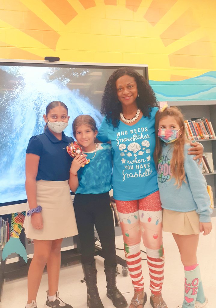 AngelaBrentHar1's tweet photo. #WinterWonderlandWeek Wear #snowflakes or #BLUE 💙                  Just love these adorable 4th grade leaders from Ms. Totzke's class. @ShineonSPES 💙❄☃ #DecemberDressUpDays https://t.co/7P6wgigm9e