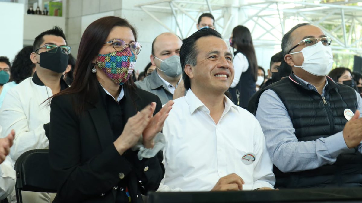WalMtzOlvera's tweet photo. La juventud veracruzana tomó el mundo en sus manos y estoy segura que transformarán nuestro querido estado.
#PonteLasPilas #SoyVeracruzano #SalvandoAlMundo #AV2030 #SinDejarANadieAtrás
1/2 https://t.co/k3iI3cFQZE