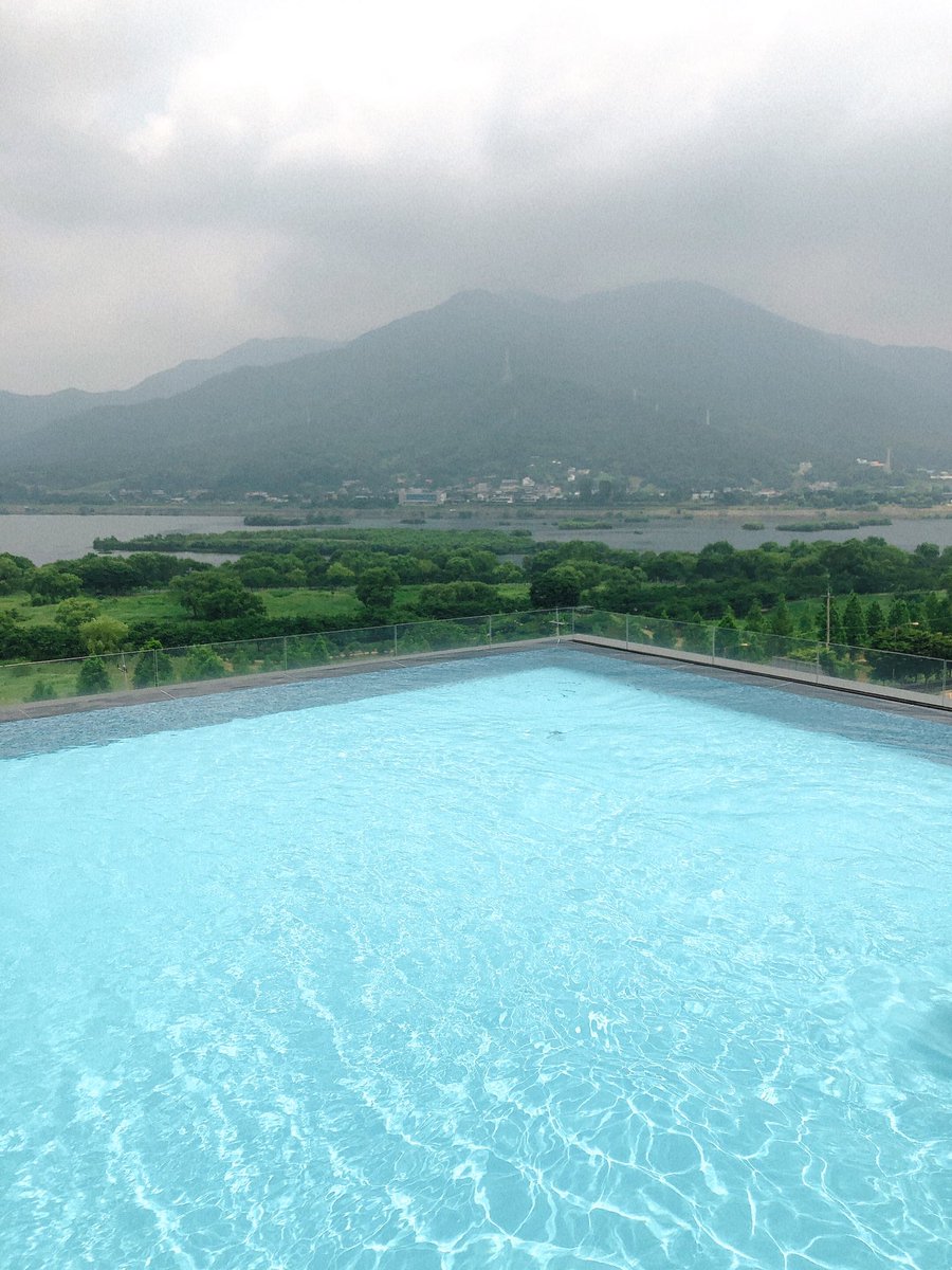 Chickadee_app's tweet photo. Relax and find peace at #Aquafield Hanam in Gyeonggi province. A water culture resort, it includes different types of saunas, jjimjilbangs (Korean dry saunas) and a water park. With a scenic view of the Han River and the longest infinity pool in Korea, this resort is a must-try! https://t.co/2QSuEmYuZE