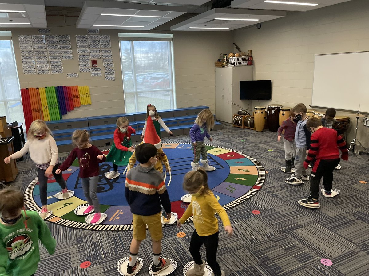 RoetherMusic's tweet image. The rink was a bit slippery today, but these resilient skaters popped right back up! We had so much fun moving together in music… ‘tis the season! PS. please pardon these blurry pictures— I was skating too! @sueyeatts @MicheleHicks11 @JenMachenheimer