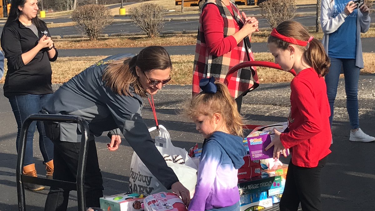 WarrenCoSchools's tweet photo. Thank you to Captain Robert Brock and the Clark County Fire Department for flying in to donate toys to Alvaton Elementary's toy drive to help families affected by the tornadoes in the Jennings Creek area! #BGStrong #CommunityMatters #SCKStrong #TEAMWCPS @AlvatonElem https://t.co/mHcbULYKxb