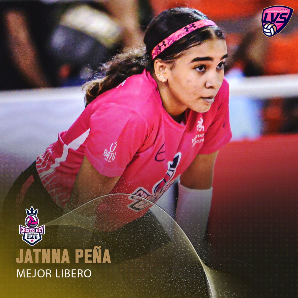 Jatnna Peña ha sido seleccionada como la MEJOR LÍBERO del torneo 2021 de la Liga de Voleibol Superior (LVS). La novel jugadora de #CristoReyVC fue una verdadera sensación durante el evento. ¡Felicidades! #LVS2021 #VolvioLaLiga #VoleibolDominicano #LVSFemenino #PremiosLVS