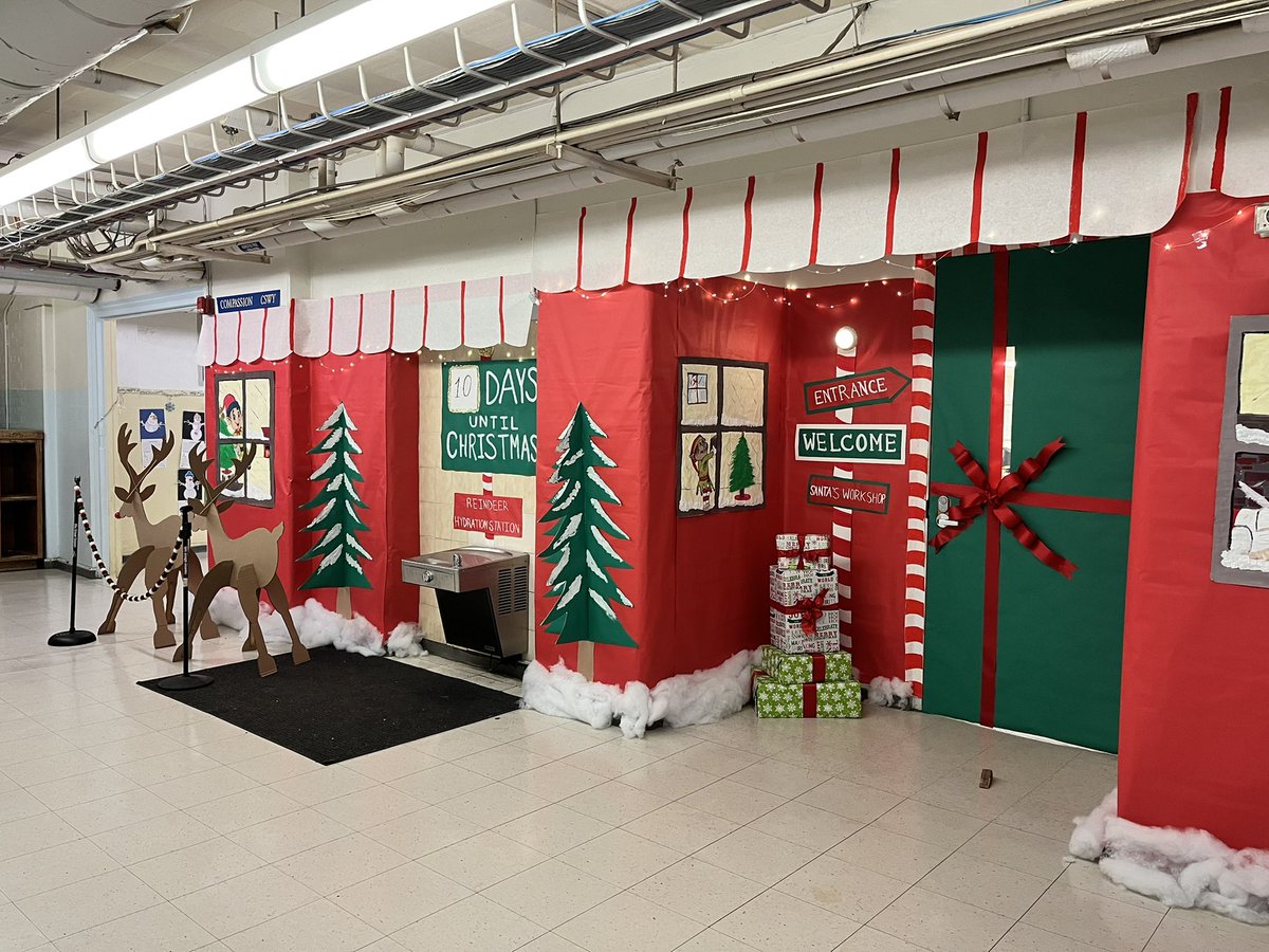 ArtwithMrsPriv's tweet photo. Deck the doors 🚪 is more like deck the halls 🎅🏻🎄 so grateful for my 6th grade helpers @wsselementary https://t.co/S2MDZQ1NWf